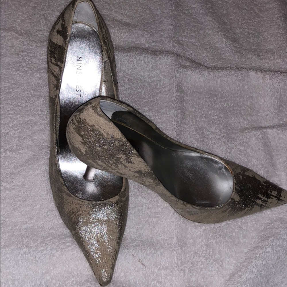 Nine West tan and silver fabric pumps